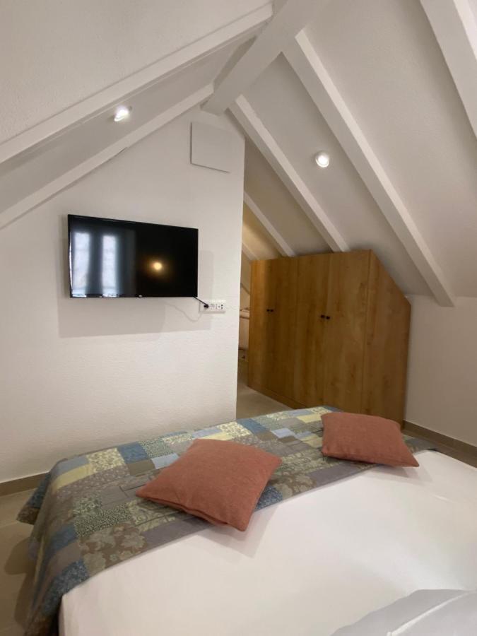 House Malena - Rooms Вис Екстериор снимка